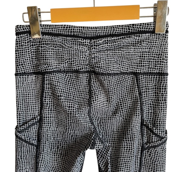Lululemon Outrun Tight Size 4 Fall Net White Black / Black - Picture 8 of 14